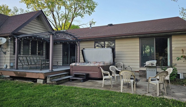 4- bed 3-bath w/private HOT TUB