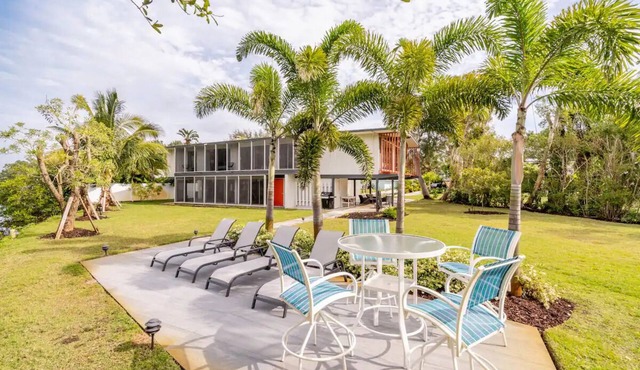 4 bed 3 bath Waterfront Home by Ralph Twitchell