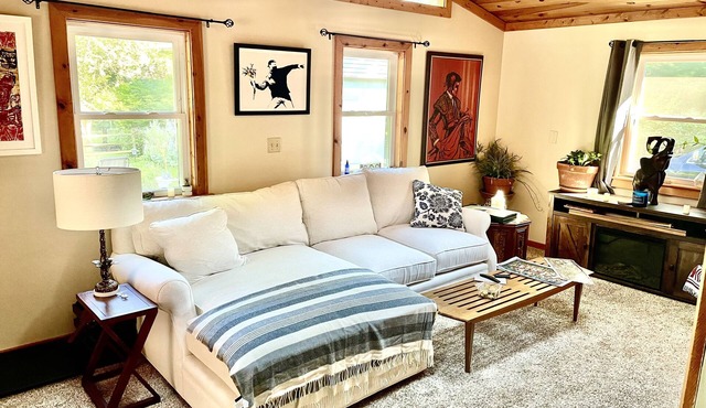 4 Bed/3 Bath with Hot Tub & Courtyard