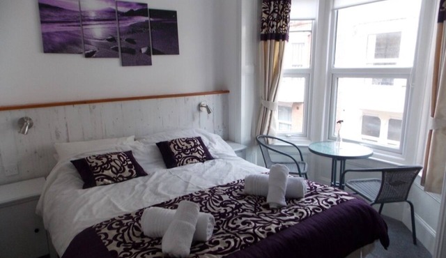 4 Bed 4 bath 4 star family town house 80 yds to beach, sky & wifi Recent refurb