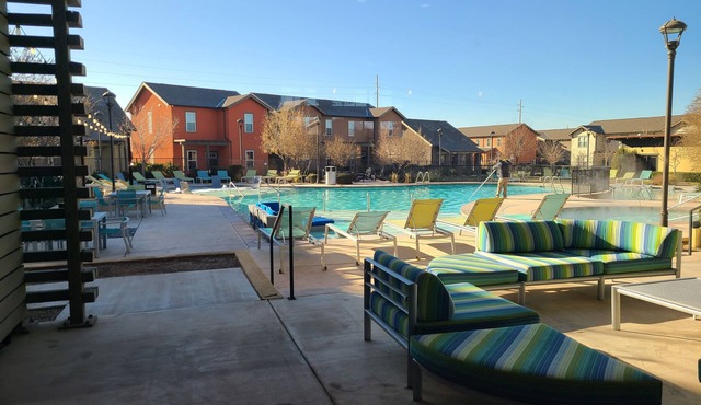 4 bed/4 bath Home for Families, Teams, Coworkers - Pool, Spa, Hot Tub, Offices