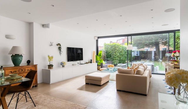 4 Bed 4 Bath House/Parking/Jacuzzi/Garden