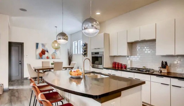 4 bed, 4 bath, Minutes to Downtown Denver