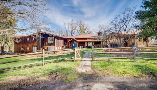 4 bed 4 bath pool and hot tub overlooking the river