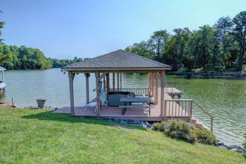 4 Bed 4 Bath Vacation home in Mineral