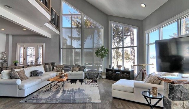 4 bed, 6 bath cottage on Lake Simcoe minutes from Barrie! In-ground pool!