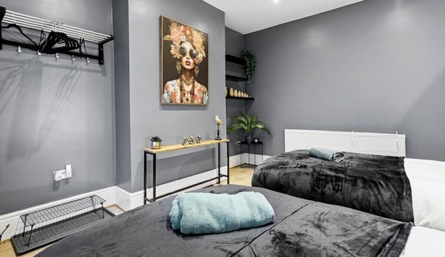 4 Bed 8 Guest Home With 2 Car Private Parking