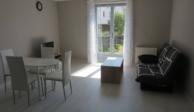 4-bed apartment ideally located 10 minutes walk from the lake