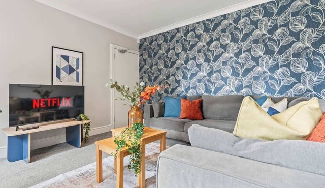 4-Bed Beeston Getaway | Free Parking