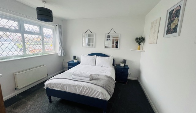 4 Bed Bungalow with hot tub , parking for 4 cars, large garden. Dog friendly.