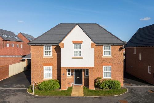 4 Bed Business Stay in Warwick Office & Garden