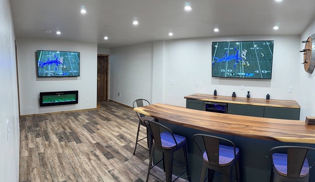 4-bed Cabin- ATV/UTV trail access from the driveway with a bar/covered patio