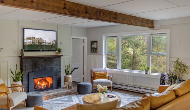 4 Bed Catskill Mountain Retreat: Fire Pit, Hot Tub, 10min to Belleayre