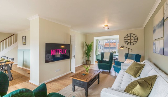 4 Bed City House With Private Garden and Parking