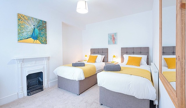 4-Bed Contractor Home Garden Near M4 & City