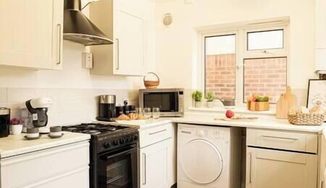 4 Bed Contractor House - FREE parking and WIFI!