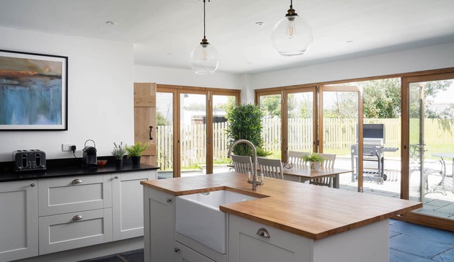 4-Bed Cottage - Pets with Garden & Wood Burner