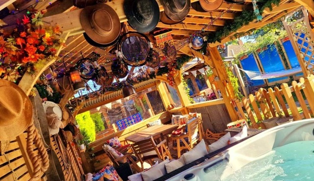 4 bed Cottage with Hot Tub sleeps 12 pet friendly