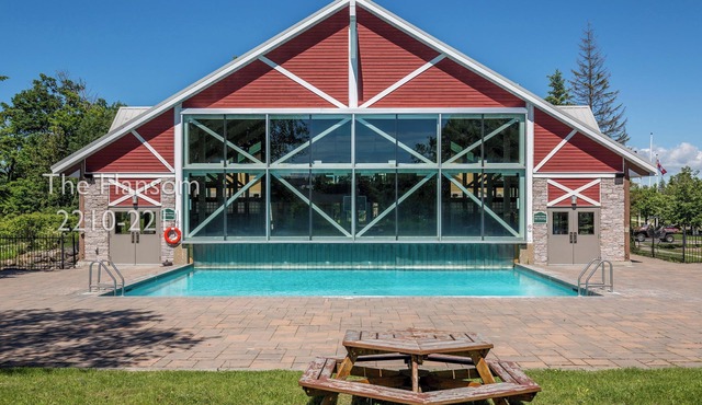 4-Bed Country Club Haven with Pool, BBQs, and Moren