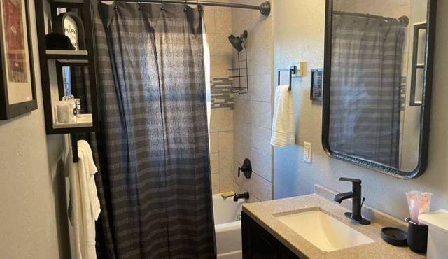 4 Bed Cozy Home closely located near downtown