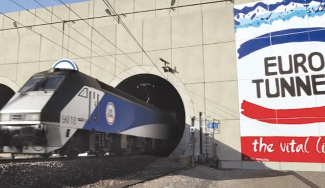 4 Bed Executive House 10 mins Shuttle, Sleeps 7, 2 bathrooms, Garden & parking