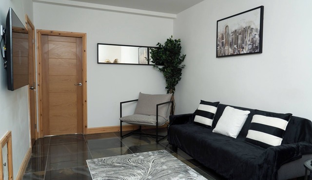 4 Bed Failsworth Home, 2.5 Bathrooms including Free Parking, Workspaces