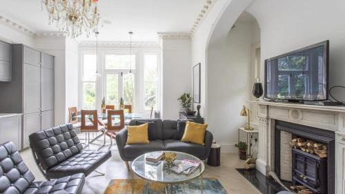 4-Bed Flat in West London Sleeps 8 8 min to Tube