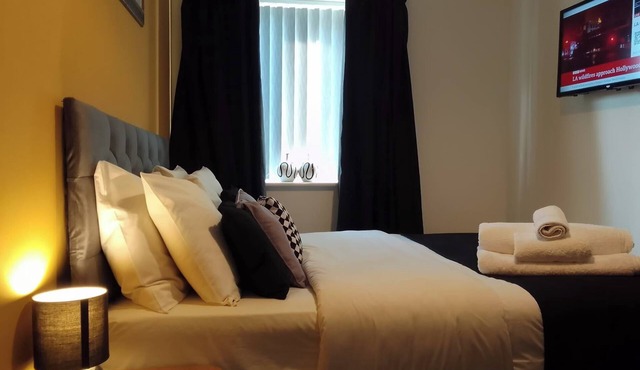 4 Bed Flat - Sleeps 10 - Pets - Parking - Wifi