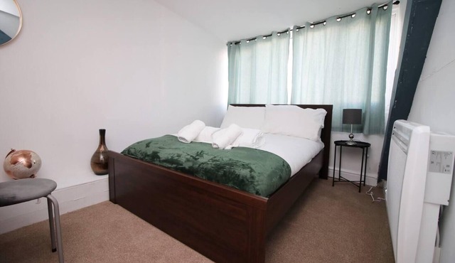 4 Bed Flat - Sleeps 4 - Parking - Wifi