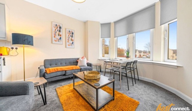 4 Bed Flat With Parking Sleeps 8 in Fife