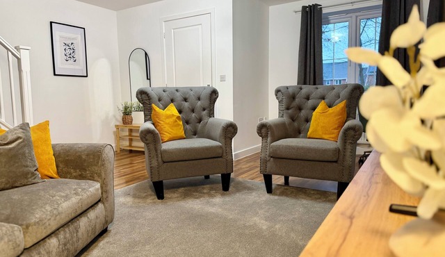 4 Bed | Free Parking | Fast WiFi | Desk | Pets