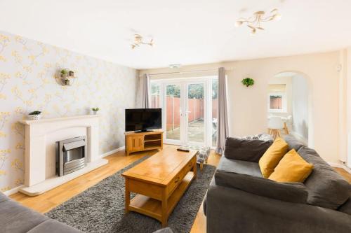 4-Bed Home for Contractors - Parking - Walk to Hospital