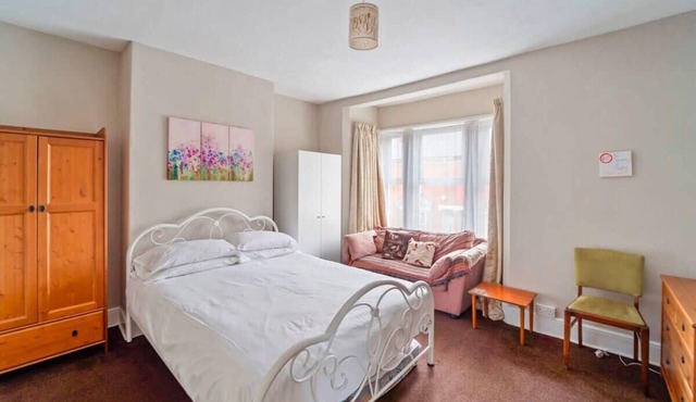 4 Bed Homely Retreat - WV1