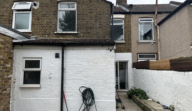 4-Bed House in Enfield- Sleeps 8- Private garden