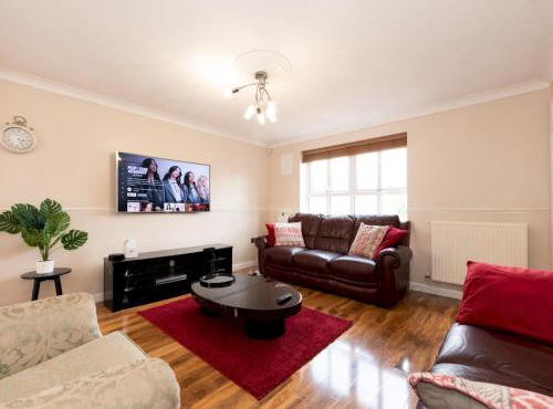 4 Bed House in Greater London Parking - Pass the Keys