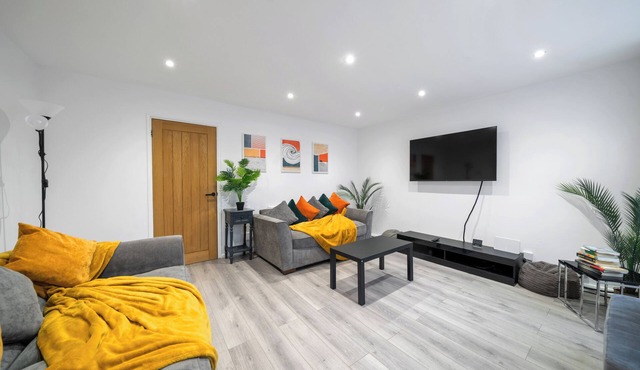 4 Bed House In The Heart of Brixton (Garden, Parking and Sky TV)