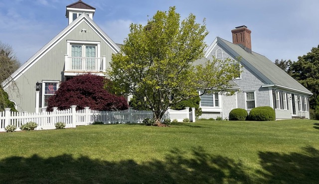 4 Bed House Includes Paid Beach Pass, Movie Room, playhouse, fire room