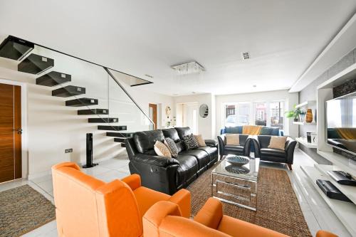 4-Bed House Sleeps 12 Games Room and Garden