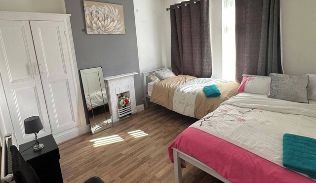 4 Bed House - Sleeps 10 - Garden - Parking - Wifi