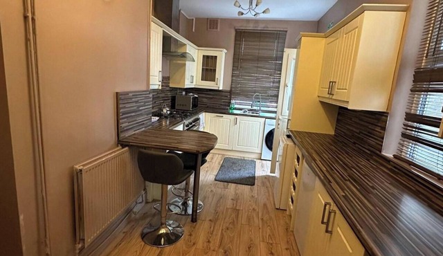 4 Bed House - Sleeps 10 - Garden - Parking - Wifi