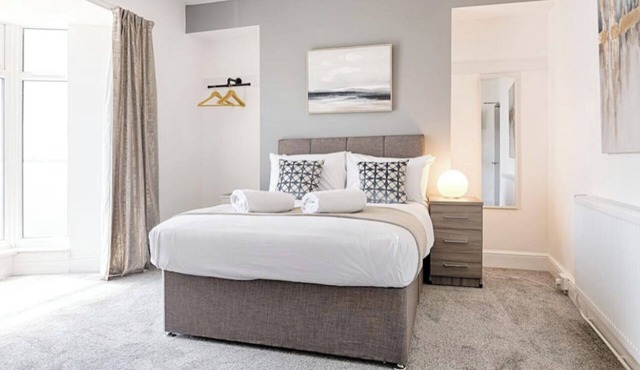 4 Bed House - Sleeps 11 - Pets - Parking - Wifi