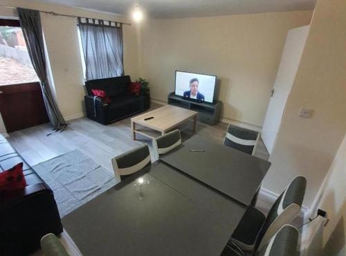 4 Bed House Sleeps 12 - Private Garden - Parking