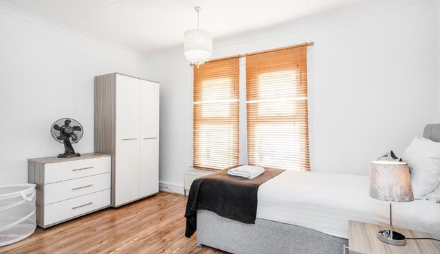 4 Bed House - Sleeps 8 - Garden - Parking - Wifi