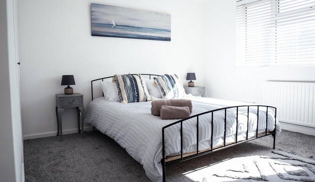 4-Bed House Sleeps 8 -Private Garden -Free Parking