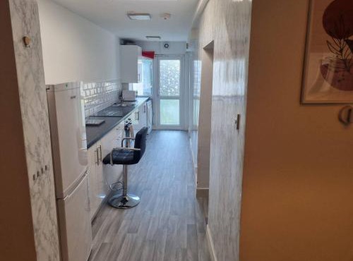 4 Bed House - Sleeps 8 - Parking - Wifi