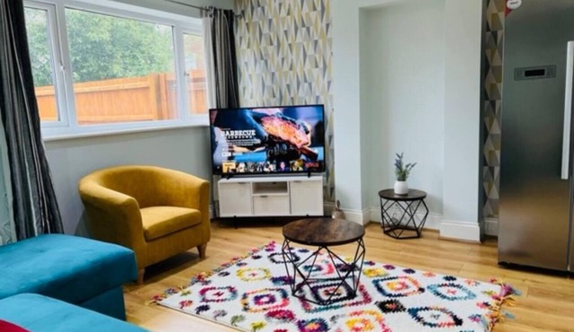 4 Bed House - Sleeps 9 - Garden - Parking - Wifi