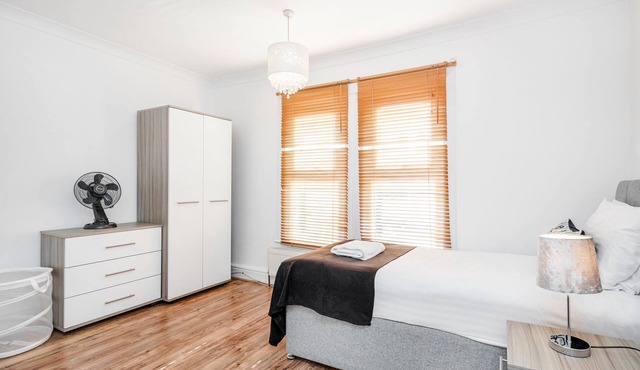 4 Bed House - Sleeps 8 - Garden - Parking - Wifi