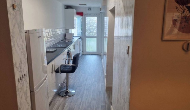 4 Bed House - Sleeps 8 - Parking - Wifi