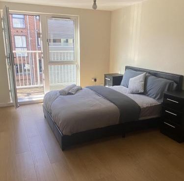 4 Bed House - Sleeps 8 - Wifi - Parking