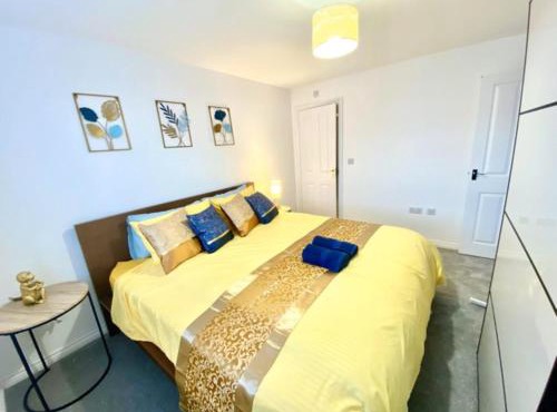 4 Bed House with Driveway Parking for 2 Cars - Rugby - Sleeps 10! Perfect for groups!